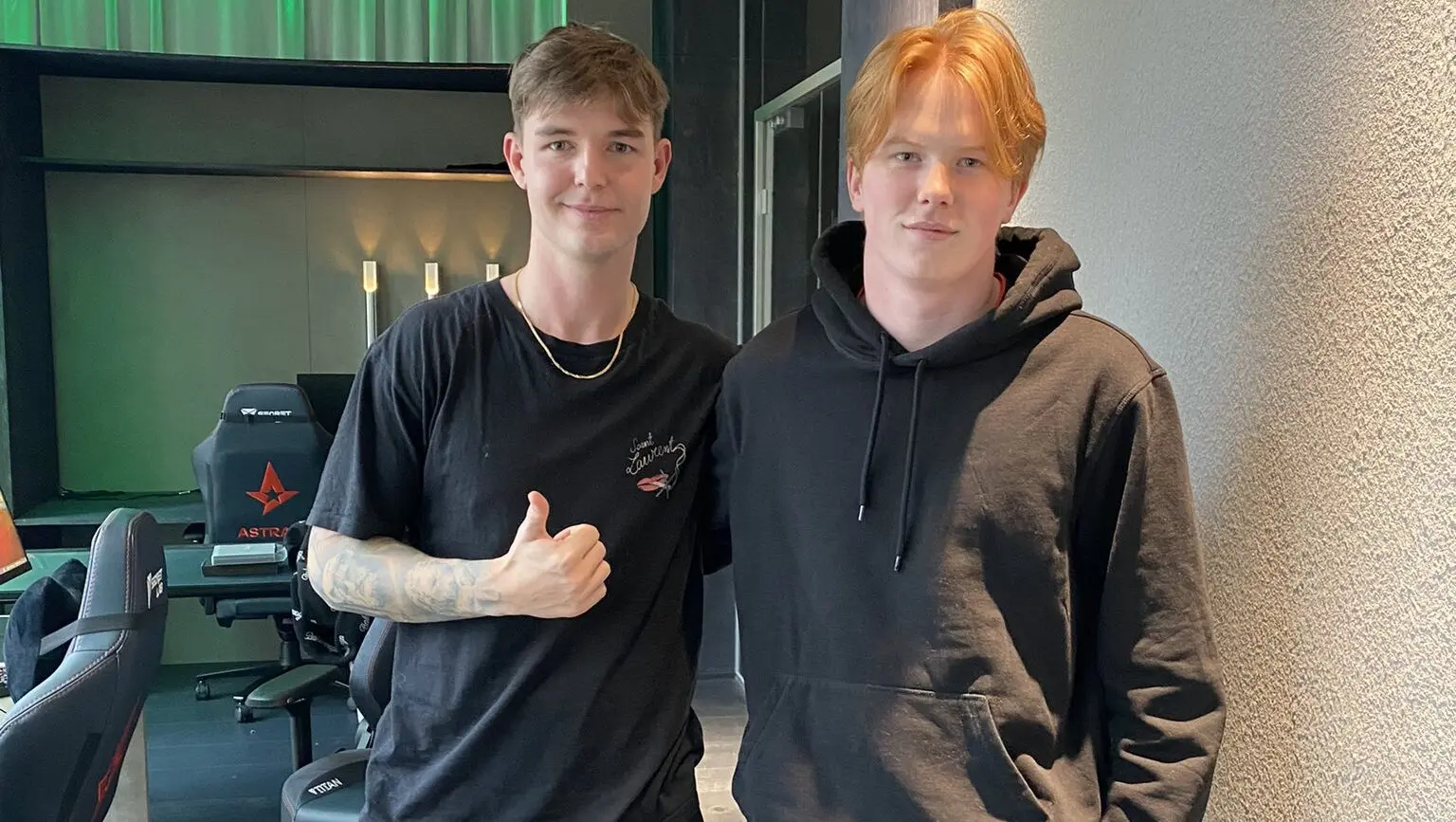 A photo of JBOEN and device together