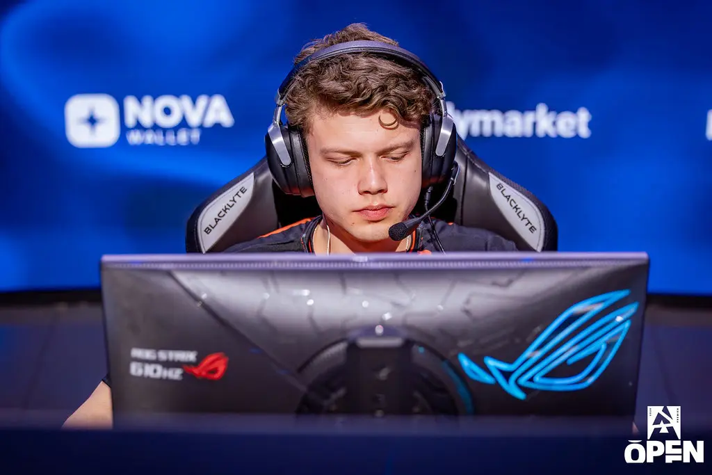 Alexander “br0” Bro during the match.