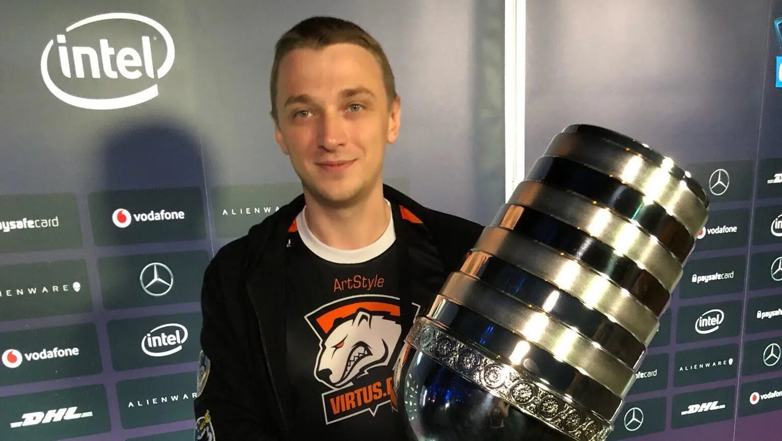 Photo of Ivan “ArtStyle” Antonov with the trophy