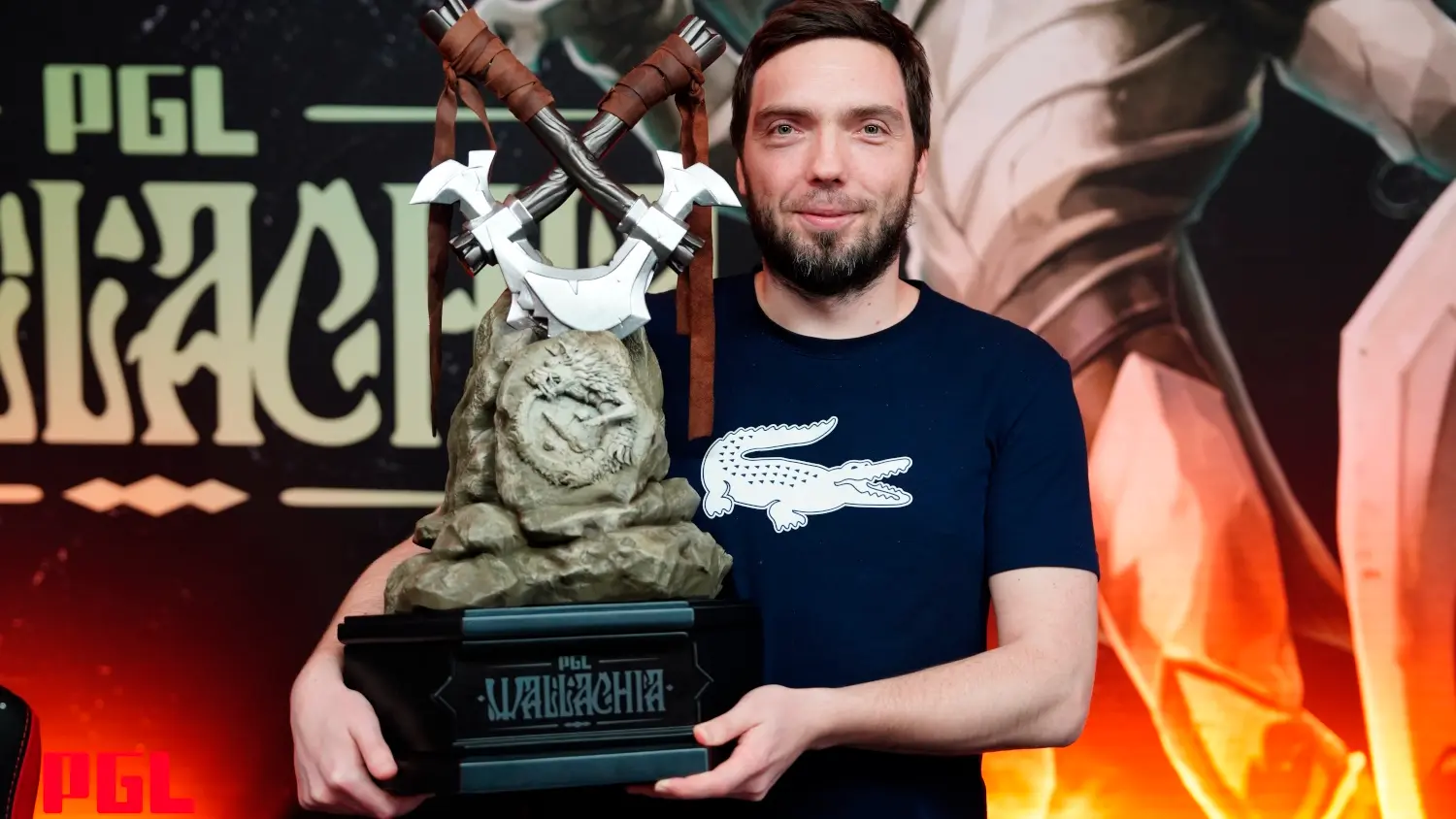 Photo of Korb3n with the PGL Wallachia Season 1 trophy