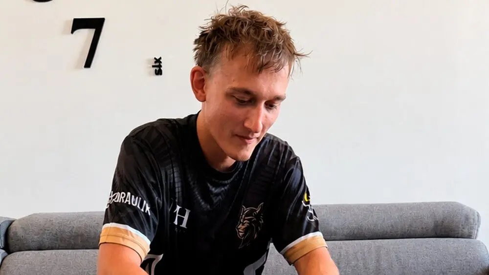 ko5te signing his contract with Prestige Esport