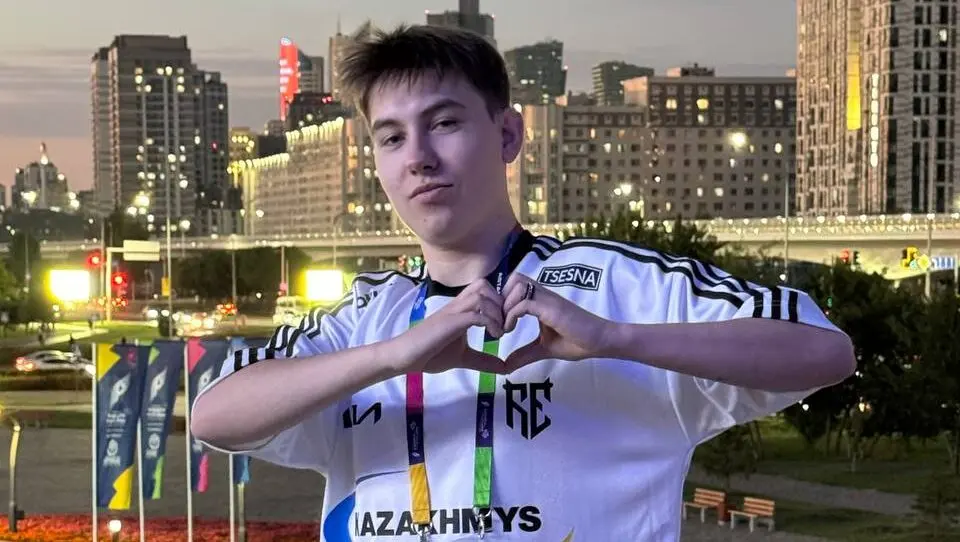 Esports player David “Dzhuki” Vandakurov.