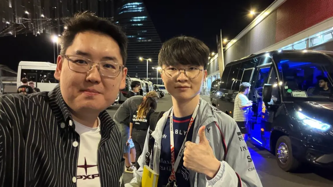 Photo of Jamba with T1’s League of Legends mid laner and six-time world champion Faker